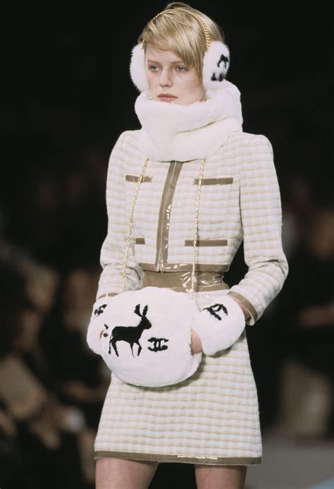 chanel 2001 fall|250 Chanel Fall Winter 2001 Ready To Wear .